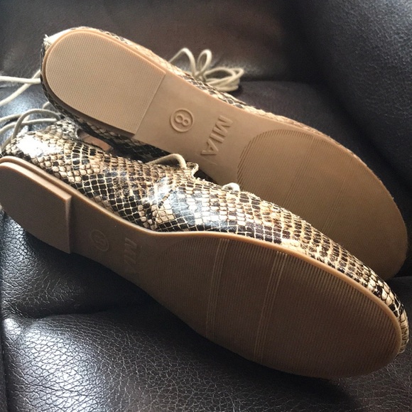 NWOB MIA Snake skin lace up flats - Picture 5 of 6
